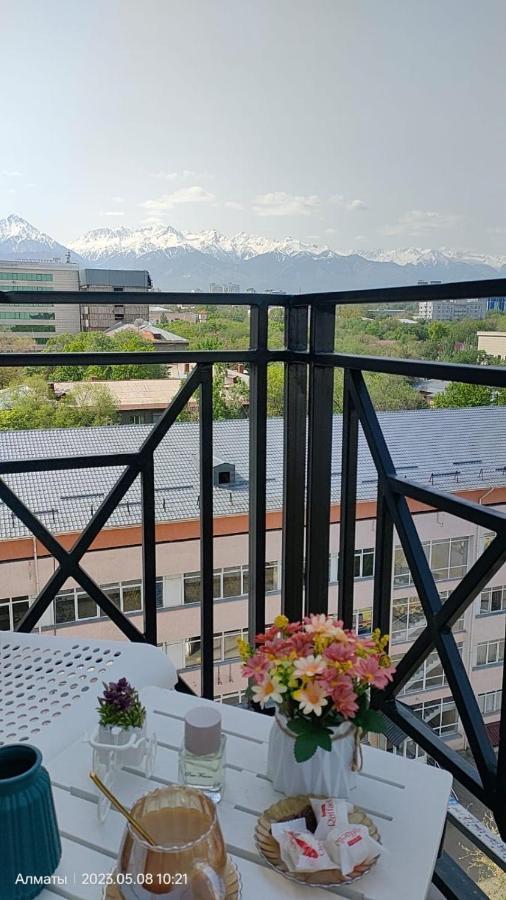 Студия В Центре Города, В «Золотом Квадрате» Alma-Ata Buitenkant foto